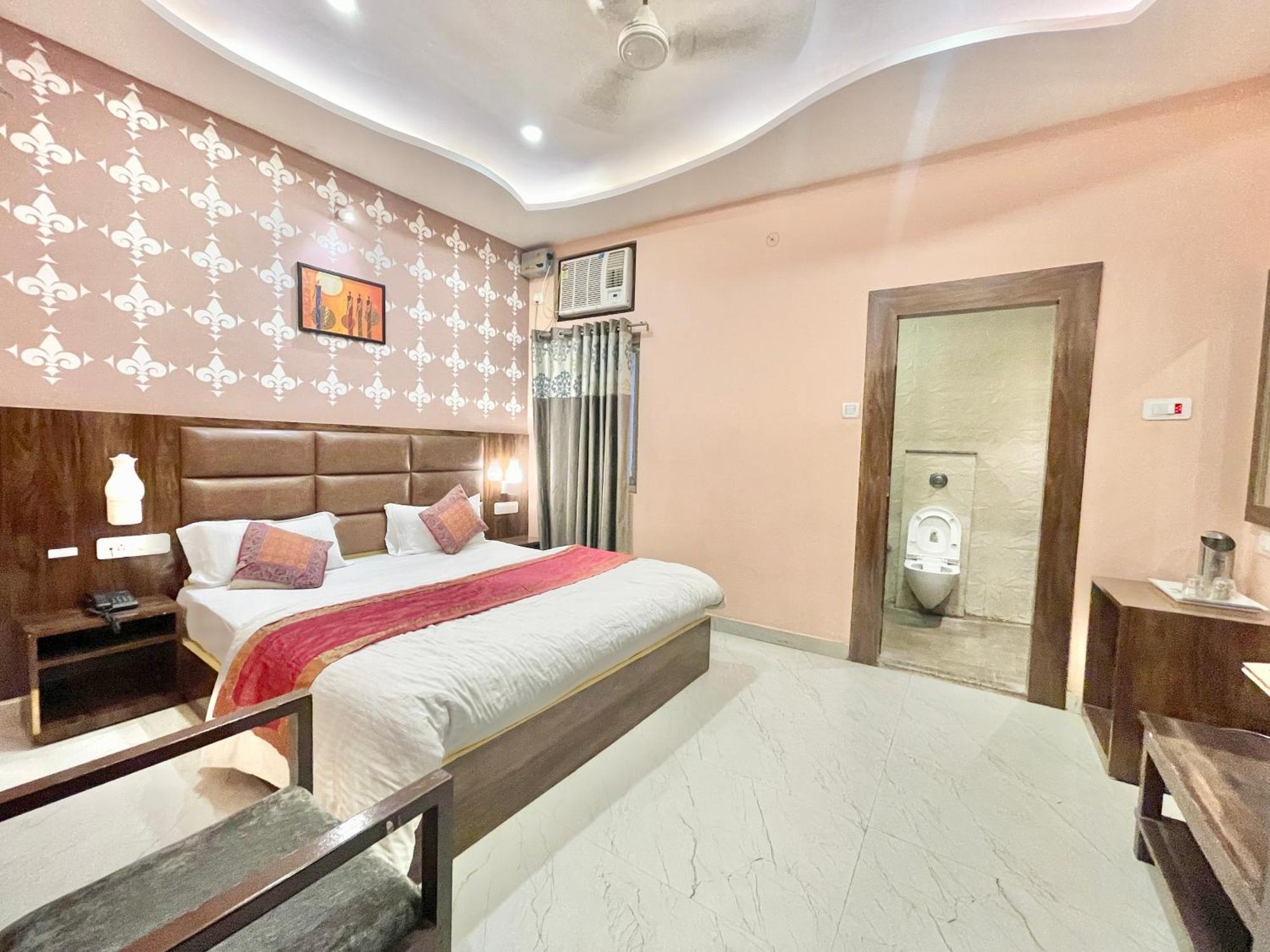 Hotel Neel Gagan ! होटल नील गगन - హోటల్ నీల్ గగన్ Fully-air-conditioned At Prime Location, Near Kashi Vishwanath Temple, And Ganga Ghat Varanasi