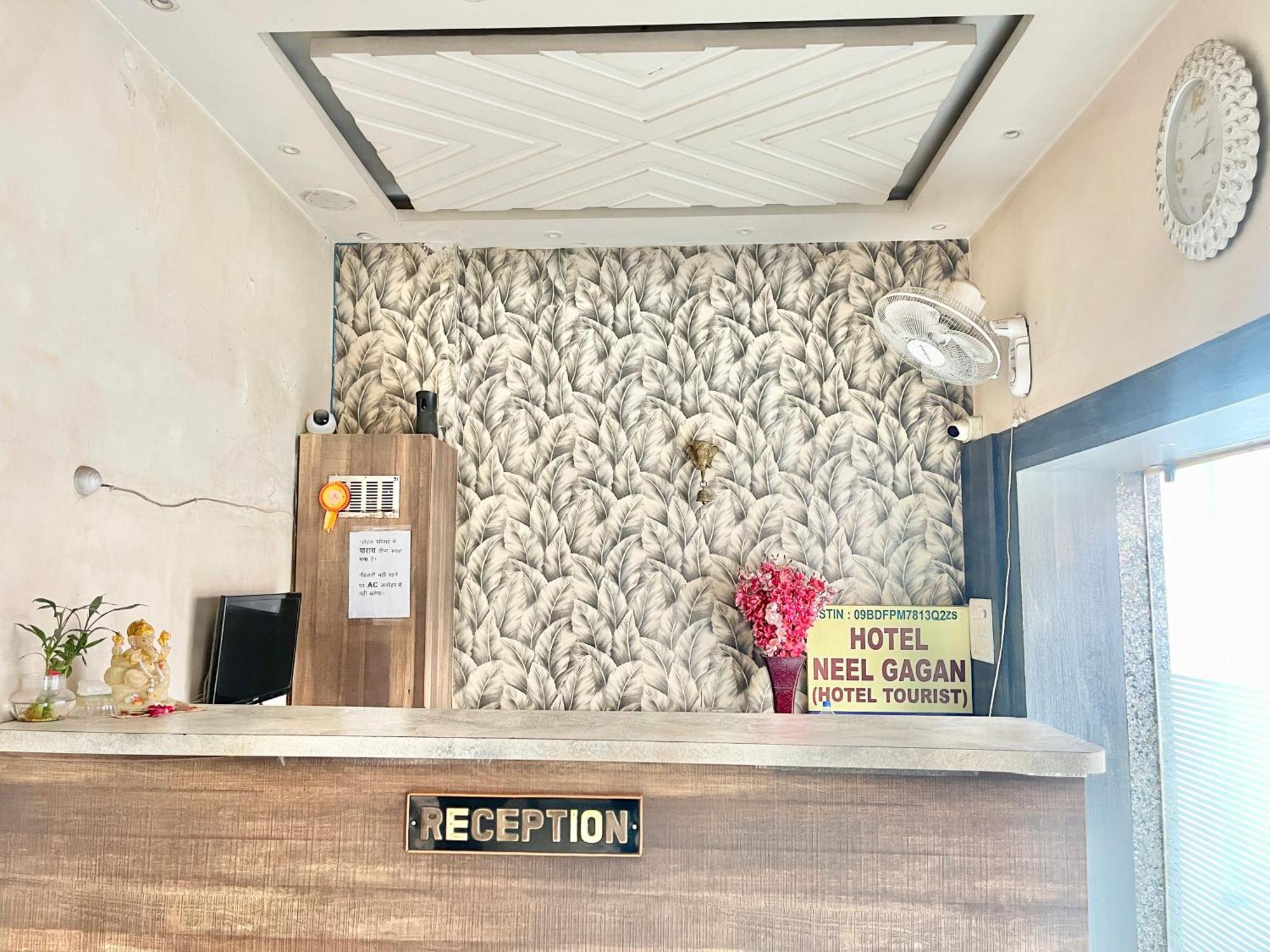 Neel Gagan ! होटल नील गगन - హోటల్ నీల్ గగన్ Fully-air-conditioned At Prime Location, Near Kashi Vishwanath Temple, And Ganga Ghat Hotel